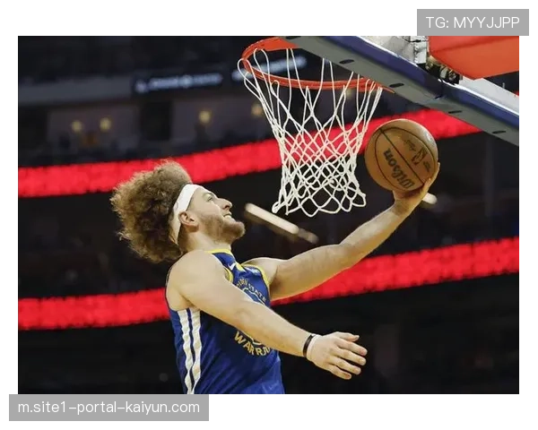 科尔末节换人决策引发连锁反应,格林回归即送致命犯规葬送胜局 科尔末节换人决策引发连锁反应,格林回归即送致命犯规葬送胜局